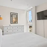 Londwell, Canary Wharf Skyline Balcony Suite