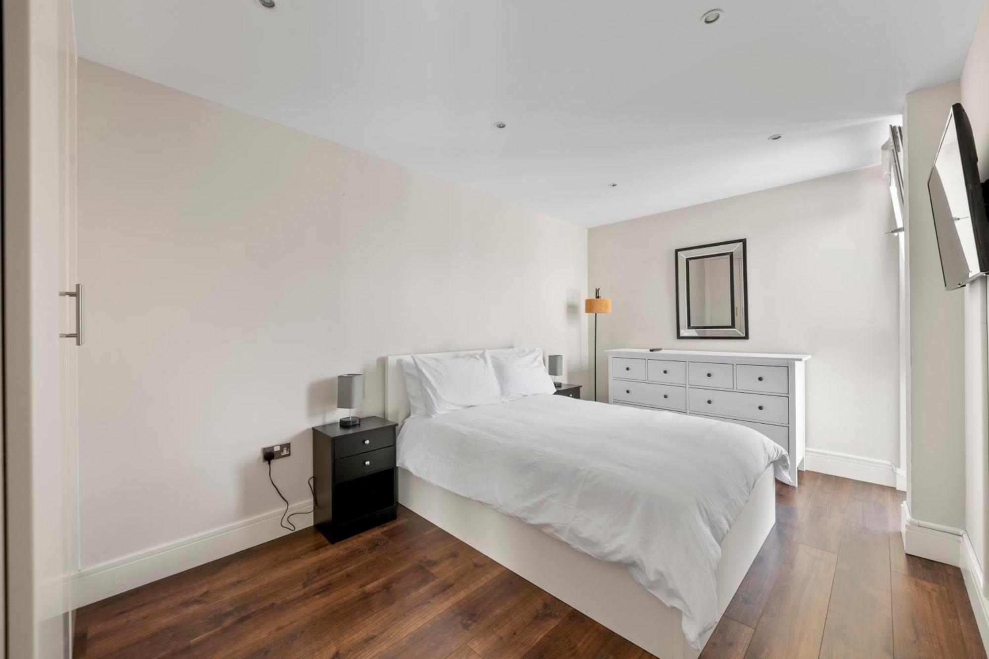 Londwell, Canary Wharf Skyline Balcony Apartment *